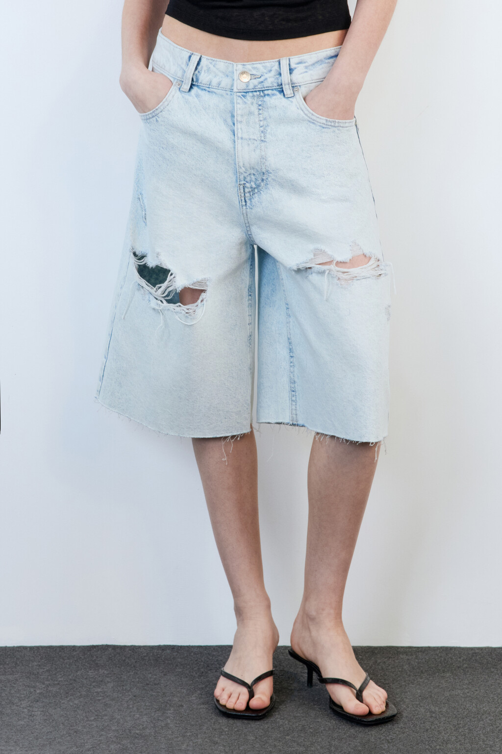 Шорты-бриджи джинсовые рваные с открытыми срезами - цвет голубой - 2