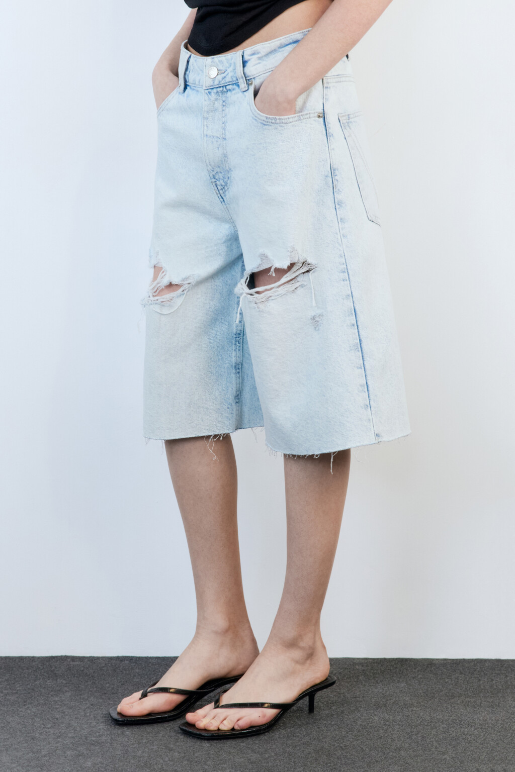 Шорты-бриджи джинсовые рваные с открытыми срезами - цвет голубой - 3