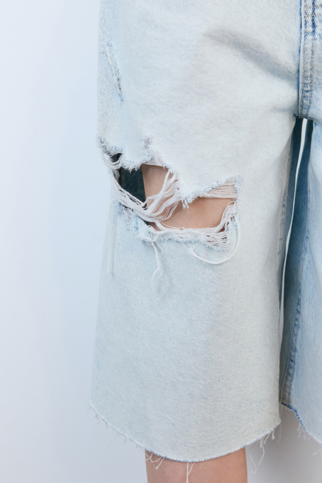 Шорты-бриджи джинсовые рваные с открытыми срезами - цвет голубой - 8