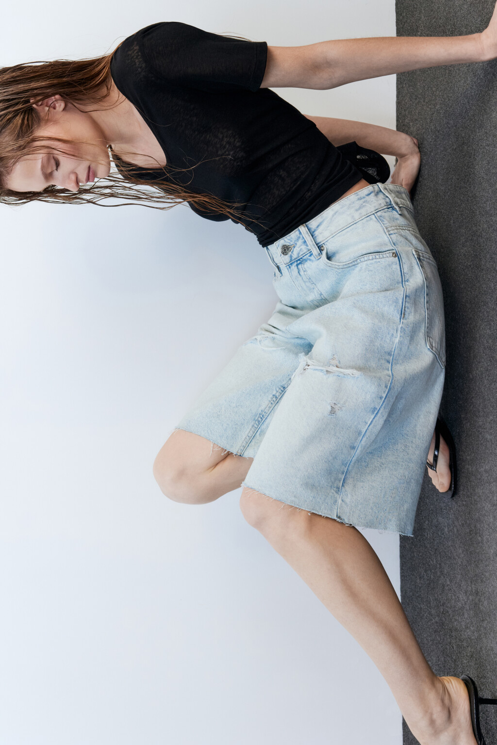 Шорты-бриджи джинсовые рваные с открытыми срезами - цвет голубой - 1