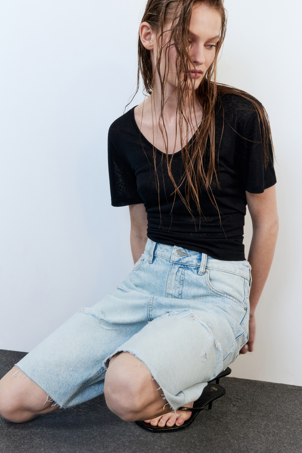 Шорты-бриджи джинсовые рваные с открытыми срезами - цвет голубой - 2