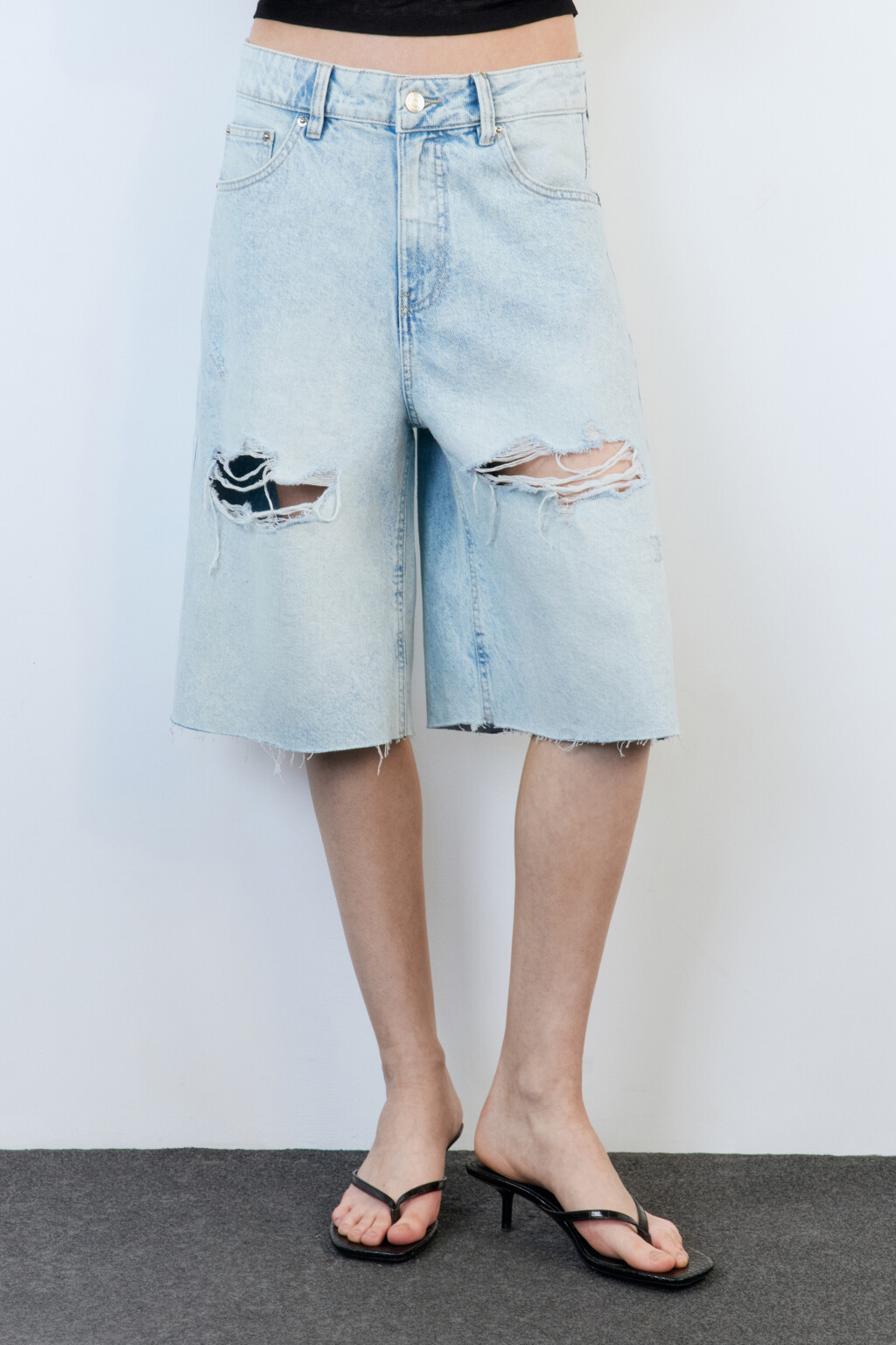 Шорты-бриджи джинсовые рваные с открытыми срезами - цвет голубой - 3