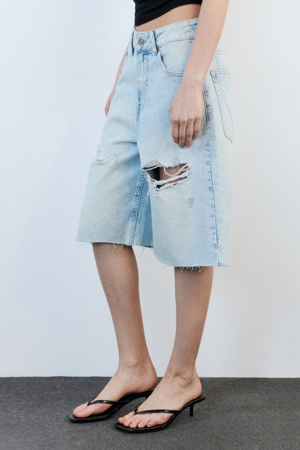 Шорты-бриджи джинсовые рваные с открытыми срезами - цвет голубой - 4