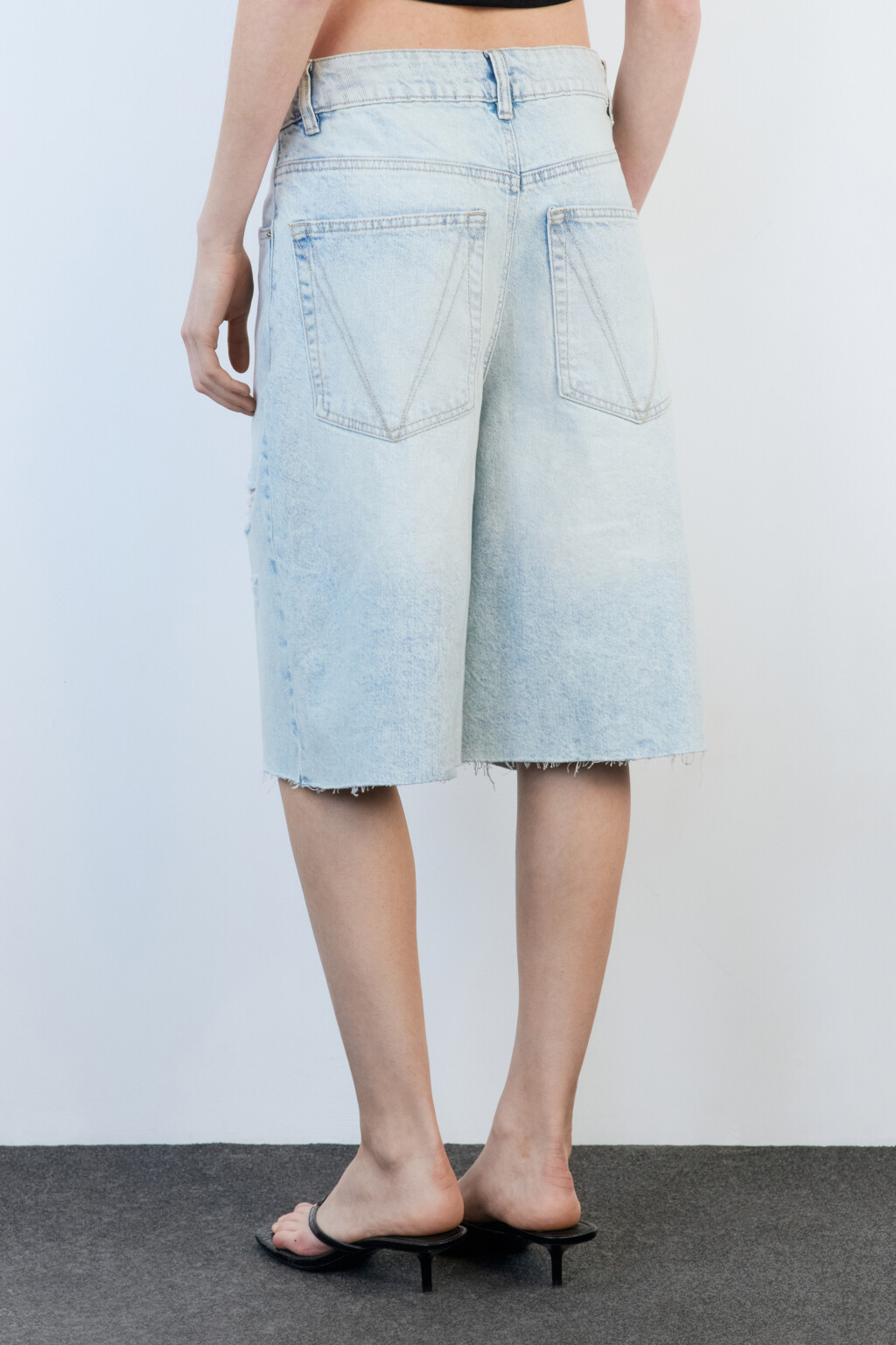 Шорты-бриджи джинсовые рваные с открытыми срезами - цвет голубой - 5