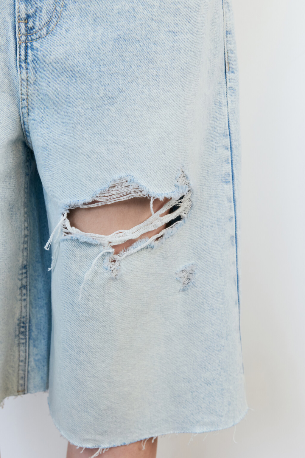 Шорты-бриджи джинсовые рваные с открытыми срезами - цвет голубой - 7