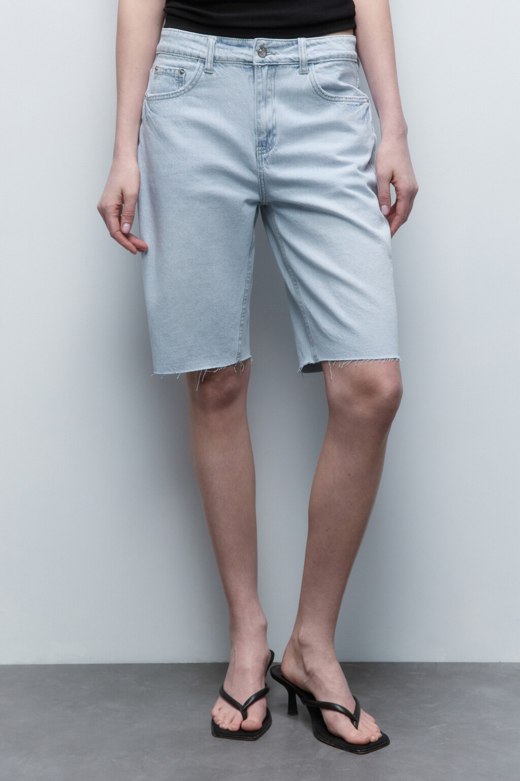 Шорты джинсовые с открытыми срезами - цвет голубой - 2