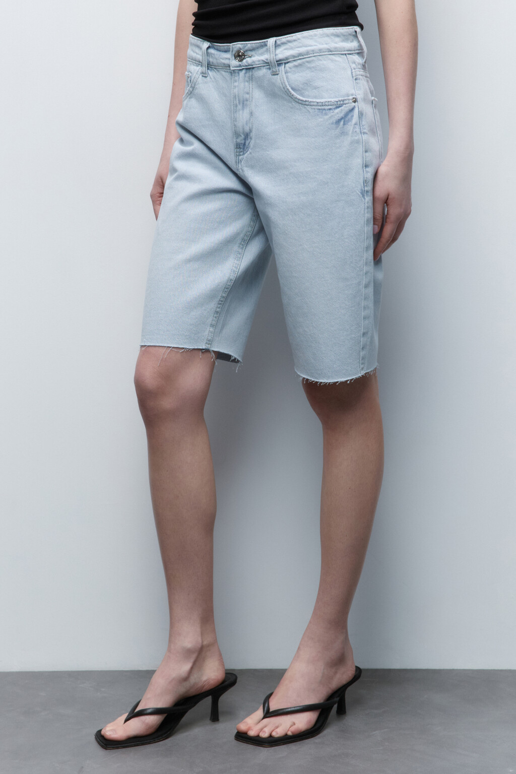 Шорты джинсовые с открытыми срезами - цвет голубой - 3