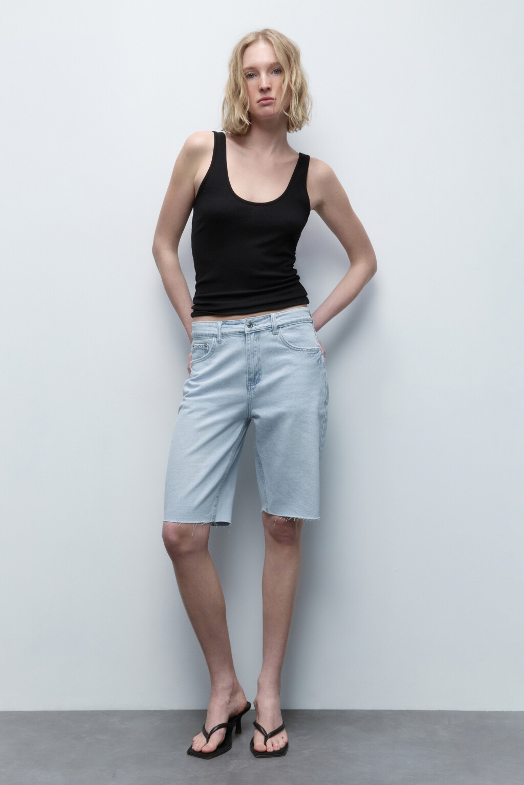 Шорты джинсовые с открытыми срезами - цвет голубой - 5