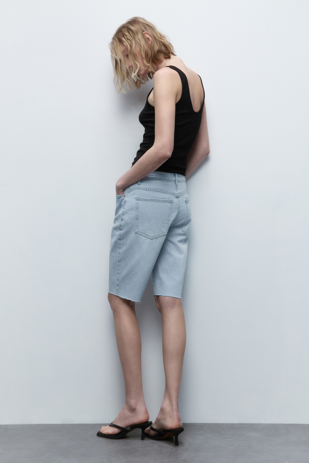 Шорты джинсовые с открытыми срезами - цвет голубой - 6