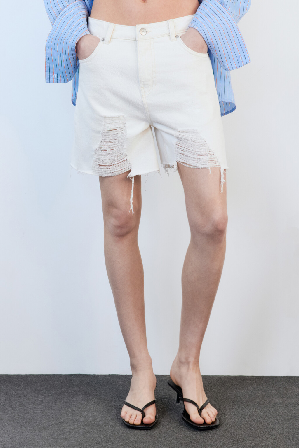 Шорты джинсовые рваные с высокой посадкой - цвет белый - 2