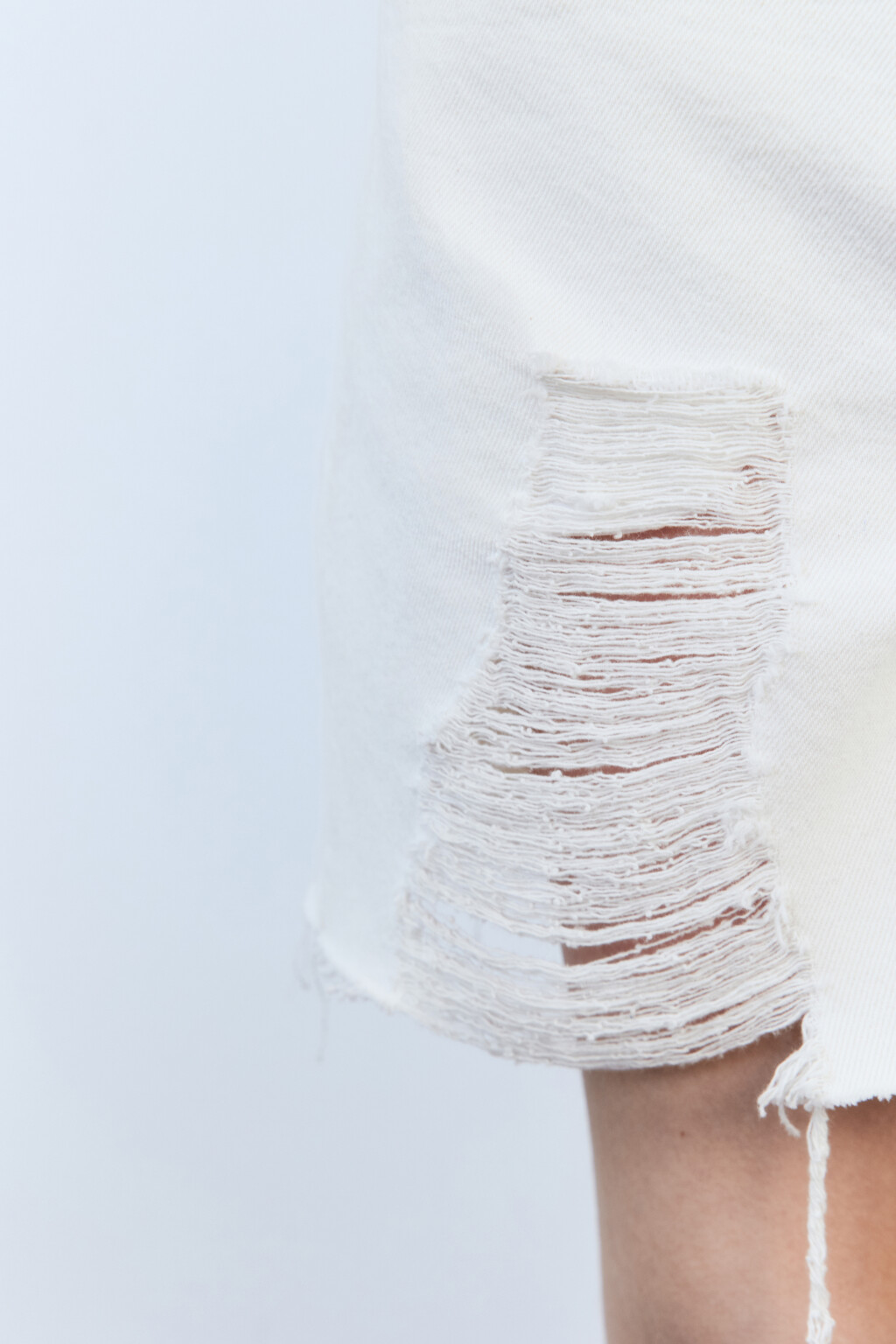 Шорты джинсовые рваные с высокой посадкой - цвет белый - 7