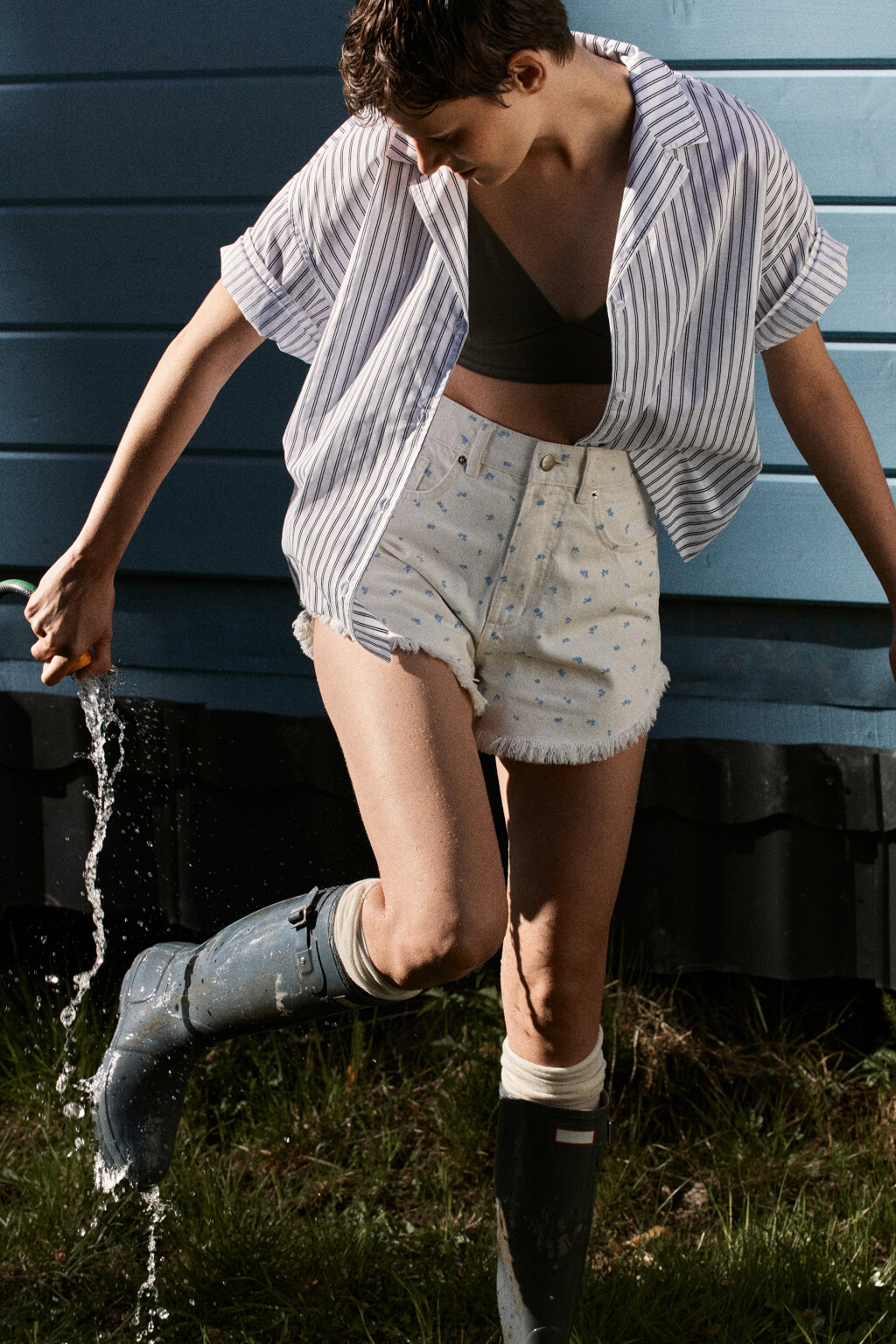 Шорты джинсовые с бахромой и цветочным принтом - цвет голубой - 9