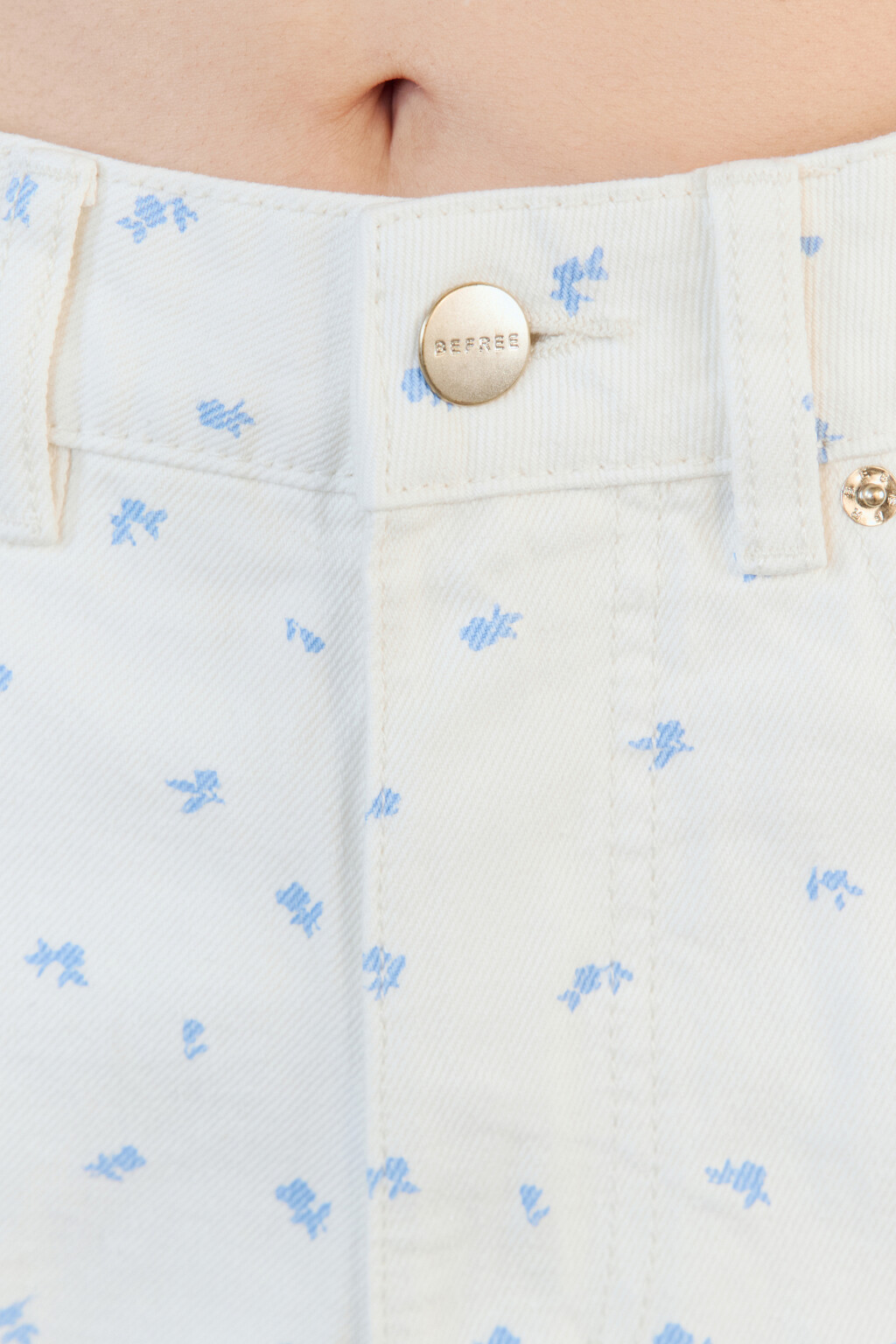 Шорты джинсовые с бахромой и цветочным принтом - цвет голубой - 7