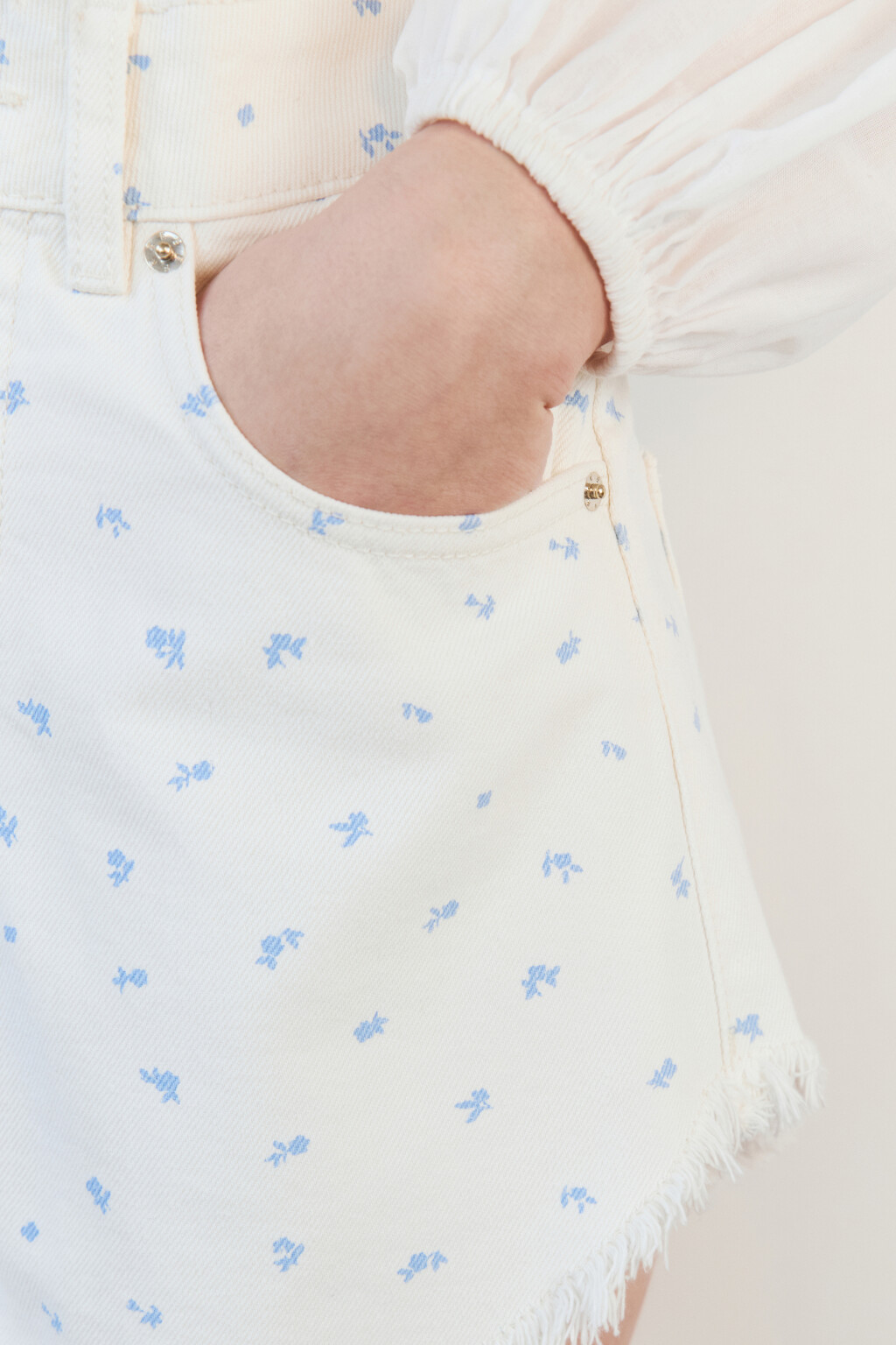 Шорты джинсовые с бахромой и цветочным принтом - цвет голубой - 8