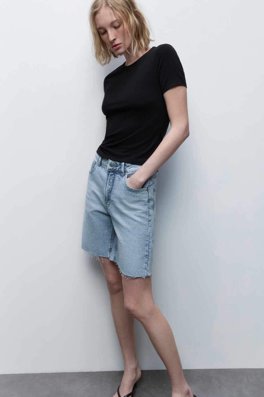 Шорты джинсовые с открытыми срезами - цвет голубой - 1