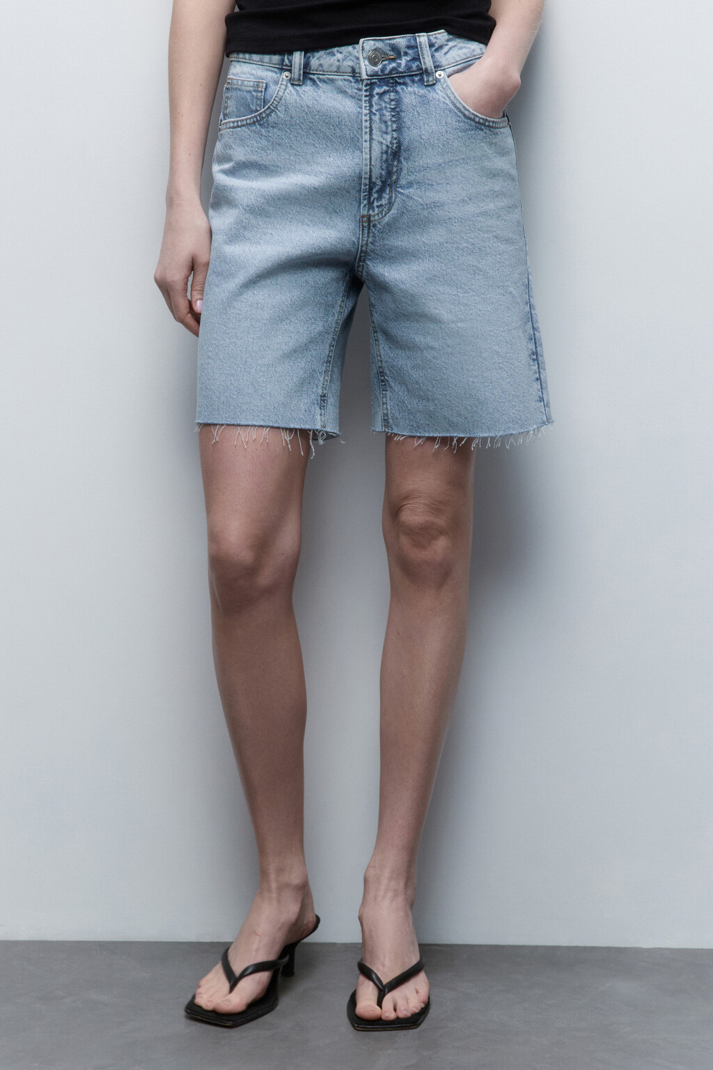 Шорты джинсовые с открытыми срезами - цвет голубой - 2