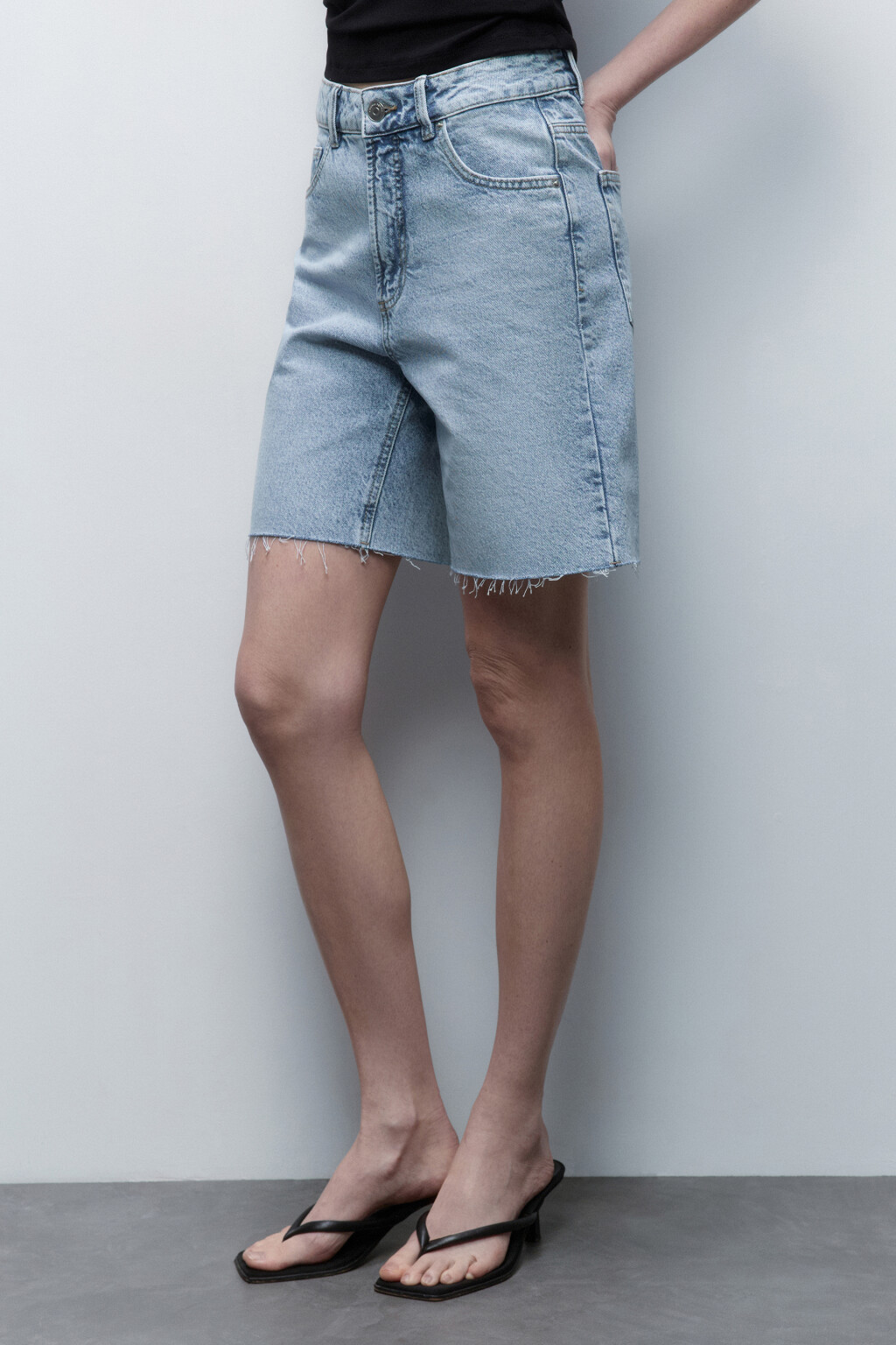 Шорты джинсовые с открытыми срезами - цвет голубой - 3