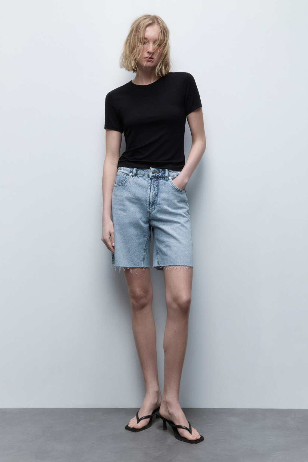 Шорты джинсовые с открытыми срезами - цвет голубой - 5