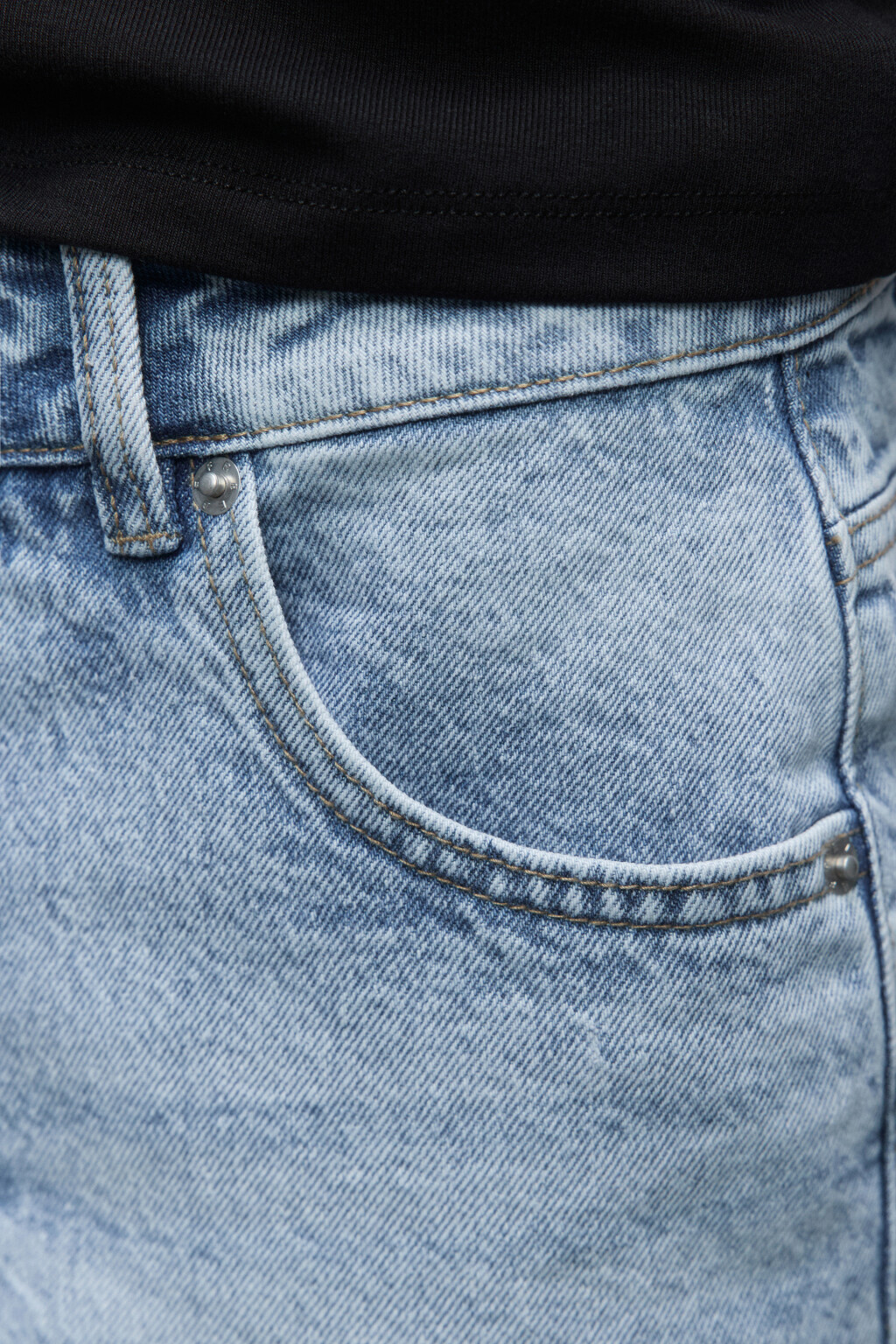 Шорты джинсовые с открытыми срезами - цвет голубой - 7