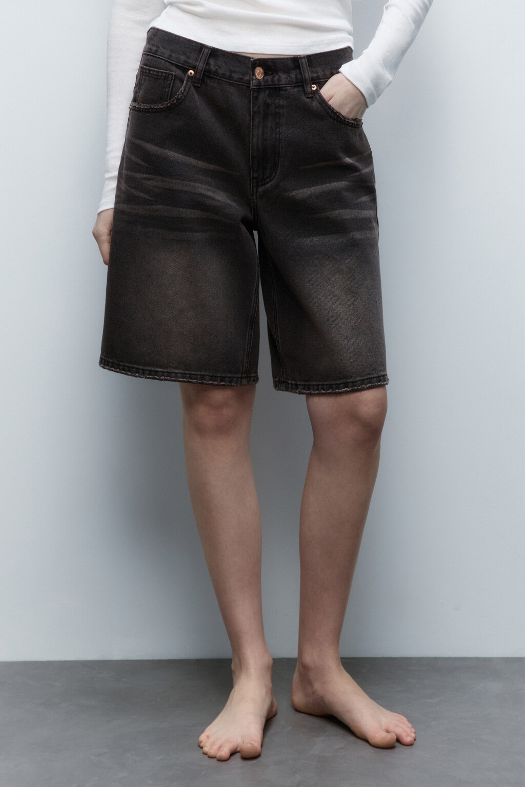 Шорты-бермуды джинсовые с состаренным эффектом - цвет коричневый - 2