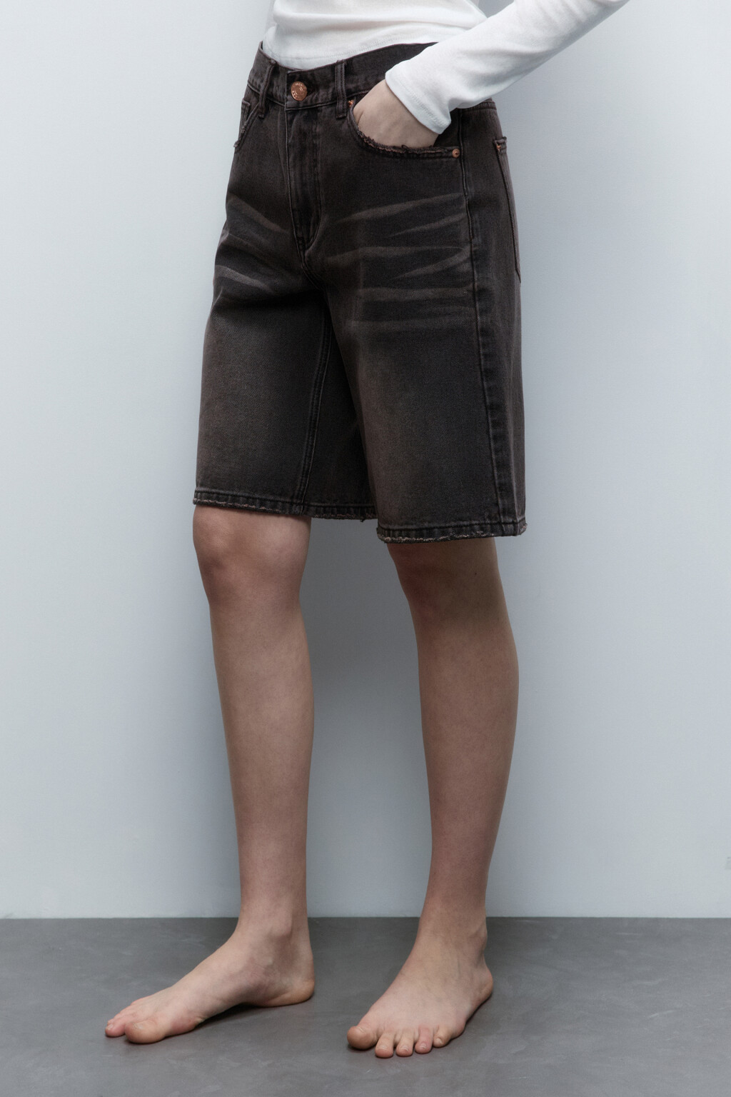 Шорты-бермуды джинсовые с состаренным эффектом - цвет коричневый - 3