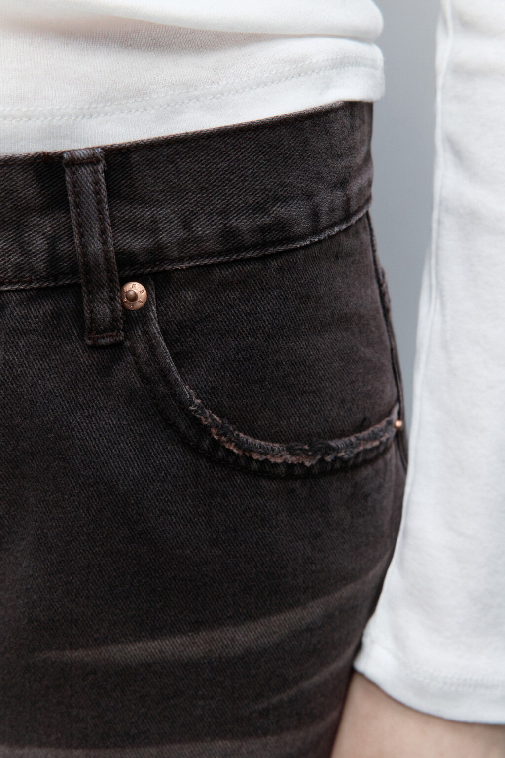 Шорты-бермуды джинсовые с состаренным эффектом - цвет коричневый - 7