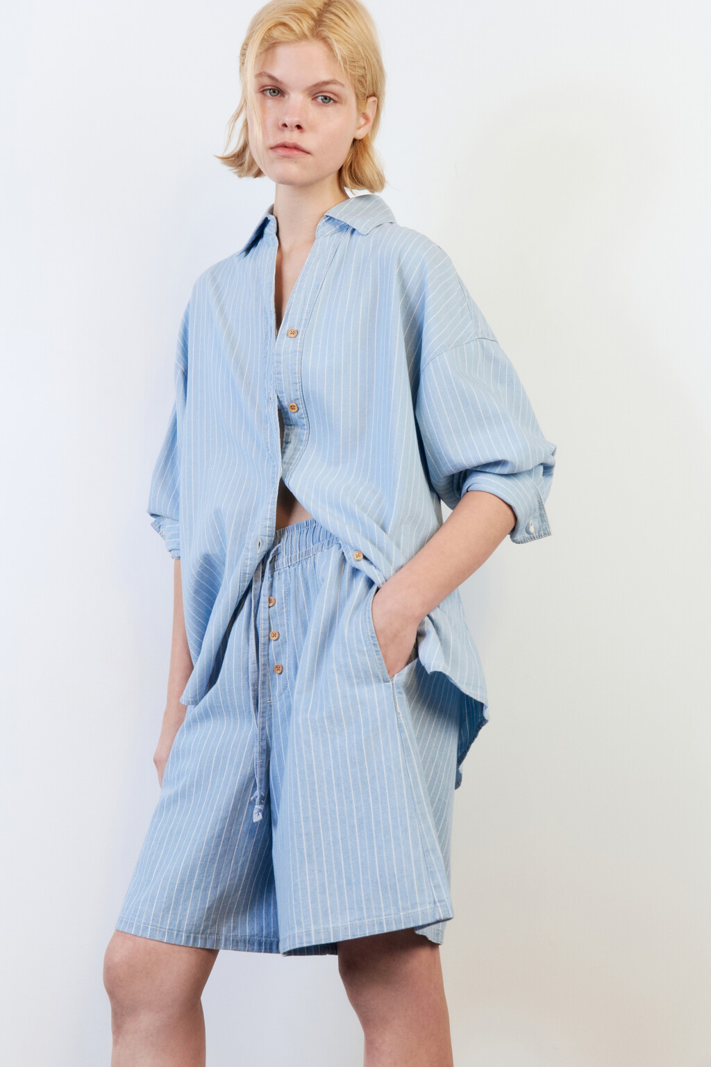 Шорты джинсовые свободные с поясом на завязках - цвет голубой - 1