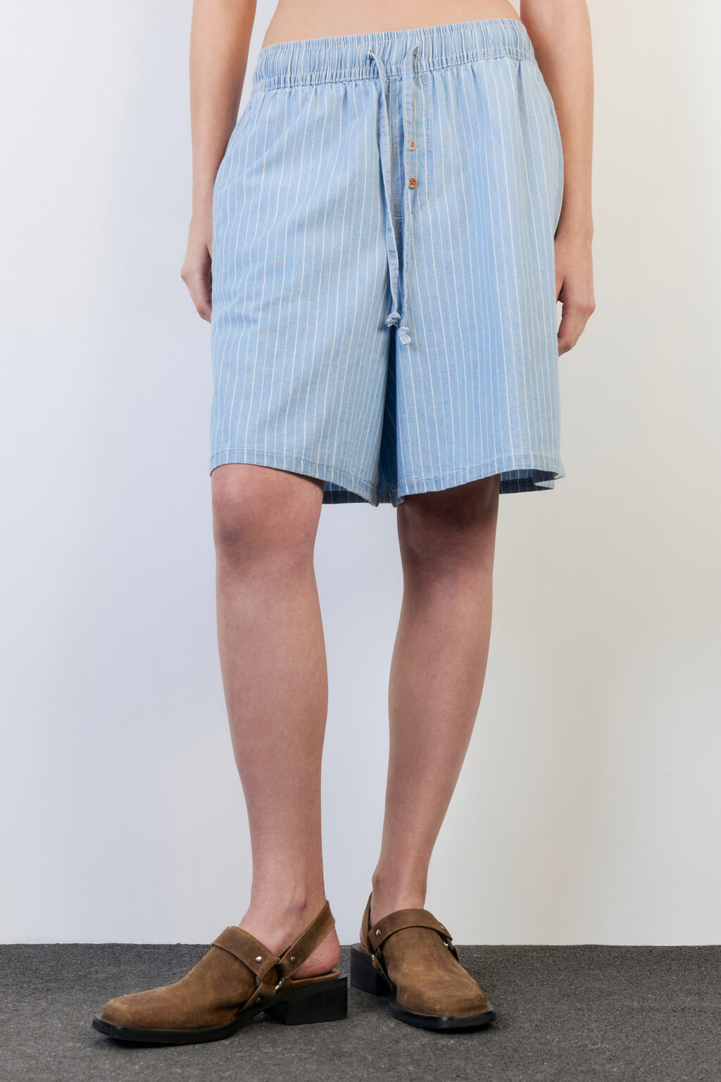 Шорты джинсовые свободные с поясом на завязках - цвет голубой - 2