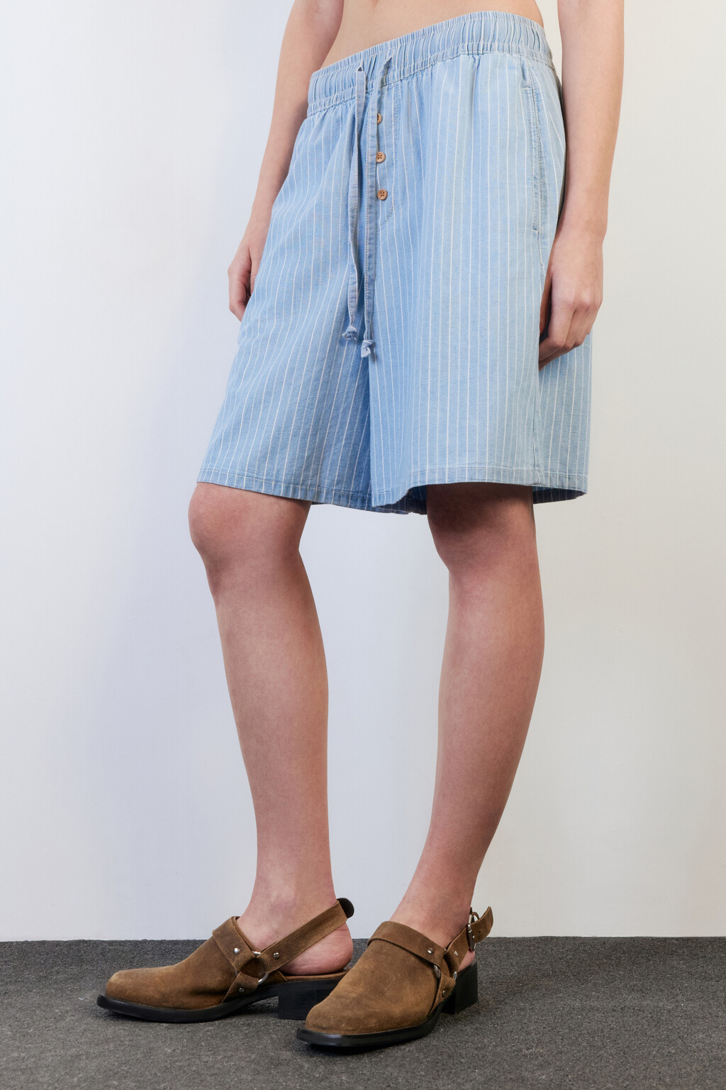 Шорты джинсовые свободные с поясом на завязках - цвет голубой - 3