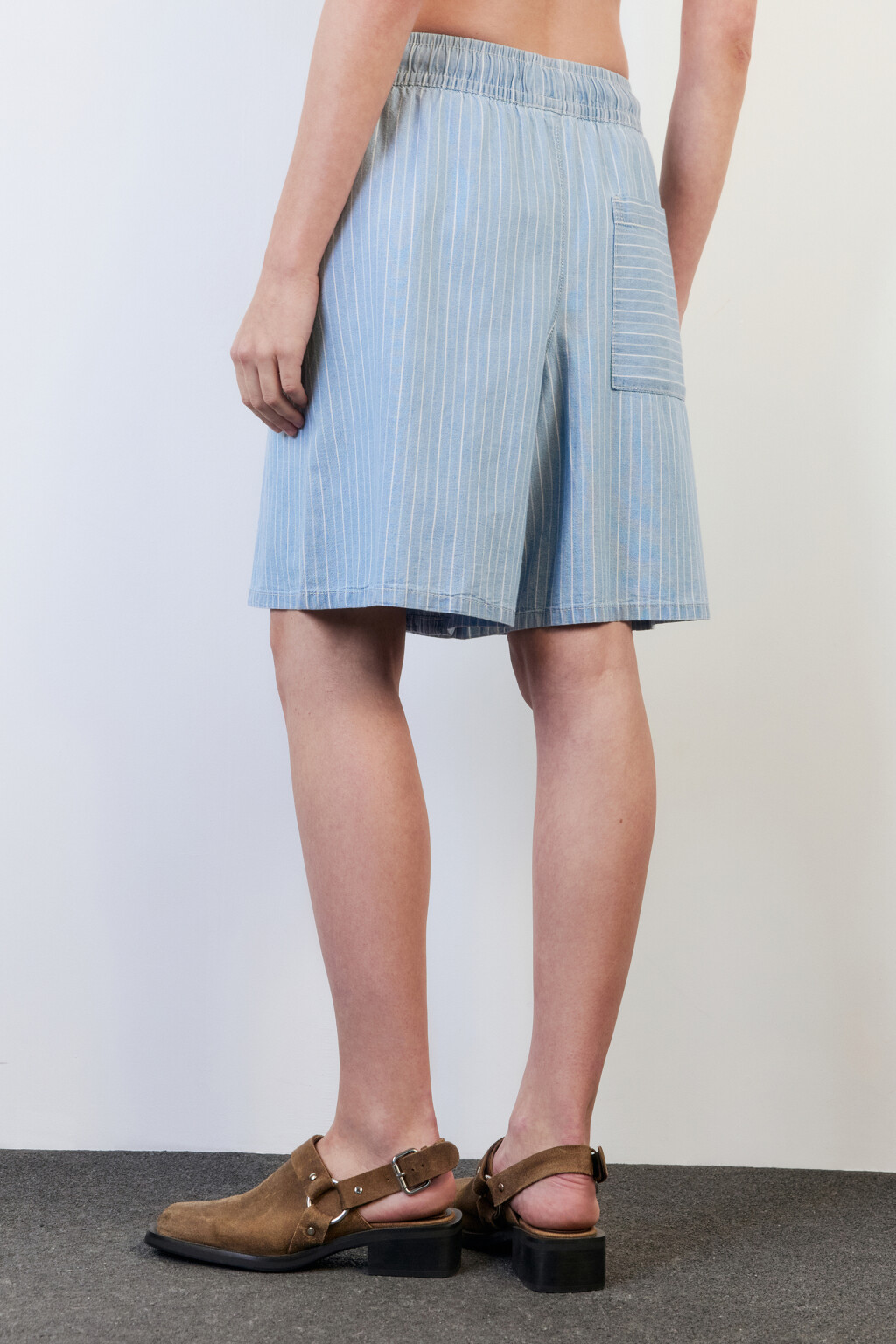 Шорты джинсовые свободные с поясом на завязках - цвет голубой - 4