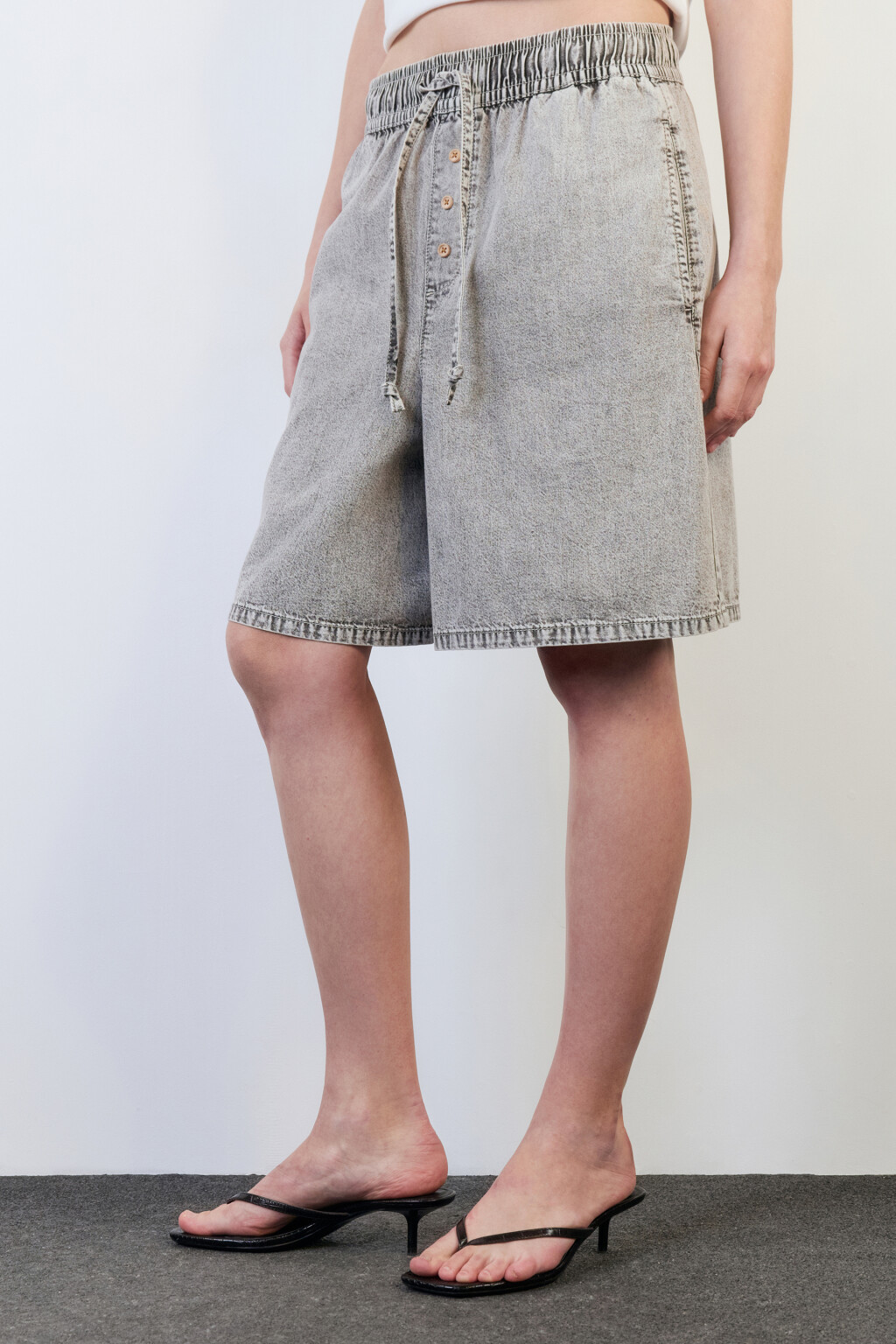 Шорты джинсовые свободные с поясом на завязках - цвет серый - 3