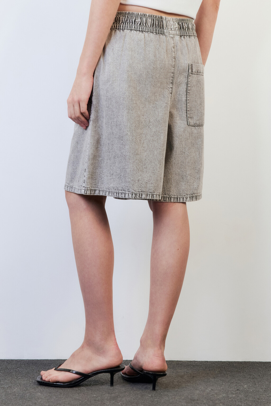 Шорты джинсовые свободные с поясом на завязках - цвет серый - 4