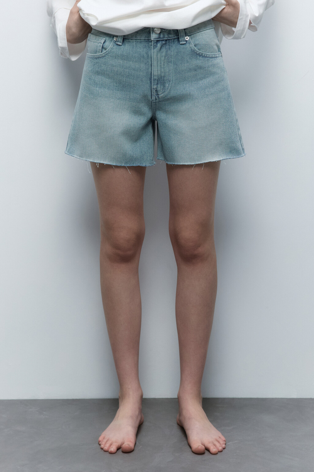 Шорты джинсовые с открытыми срезами - цвет синий - 2