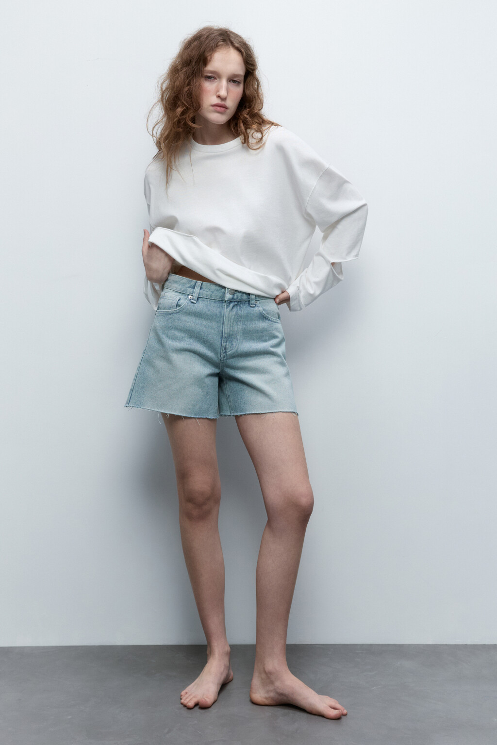 Шорты джинсовые с открытыми срезами - цвет синий - 5