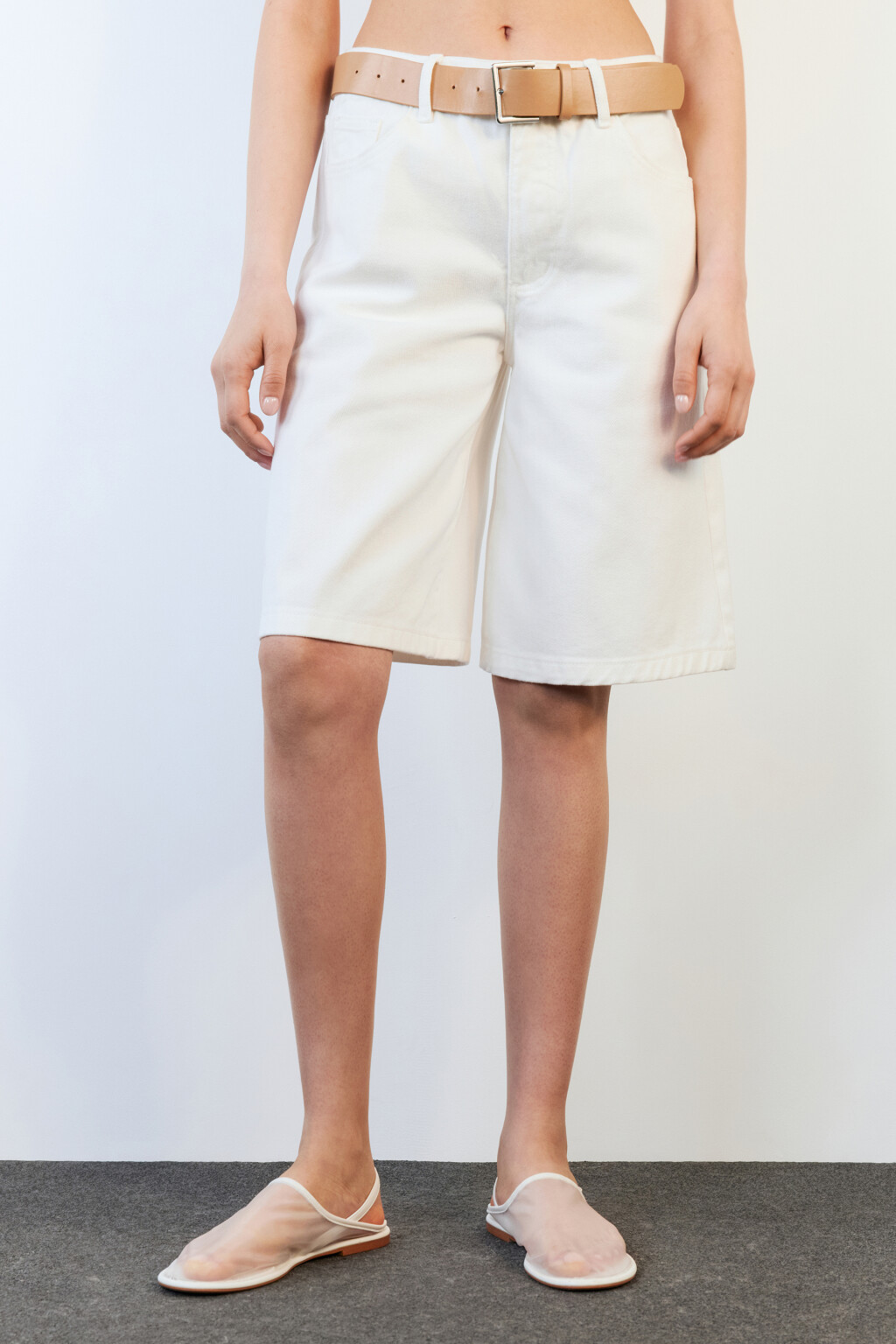 Шорты джинсовые с высокой посадкой и ремнем - цвет белый - 2