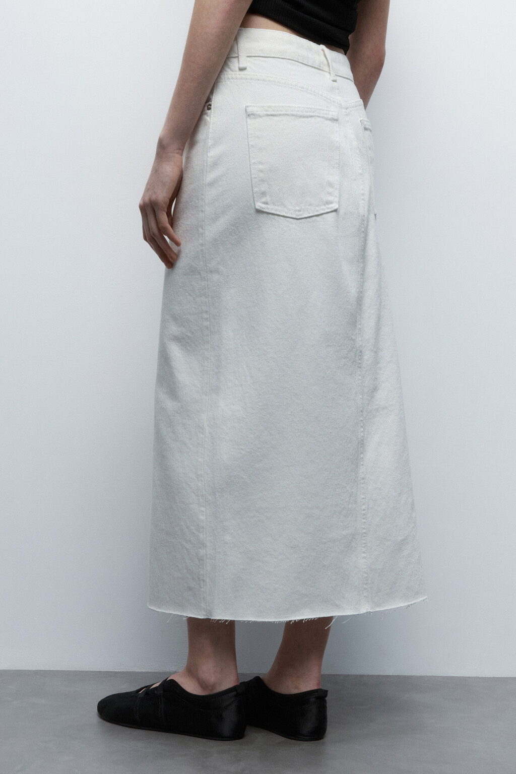 Юбка миди джинсовая с открытыми срезами - цвет белый - 4