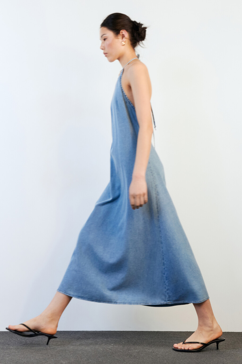 Платье-сарафан макси джинсовое на бретельках - цвет голубой - 1