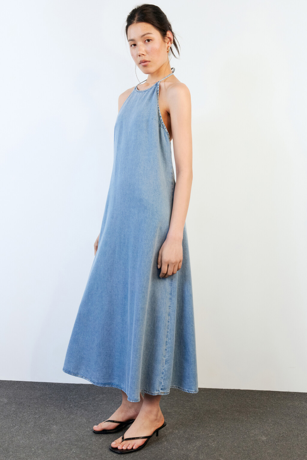 Платье-сарафан макси джинсовое на бретельках - цвет голубой - 2