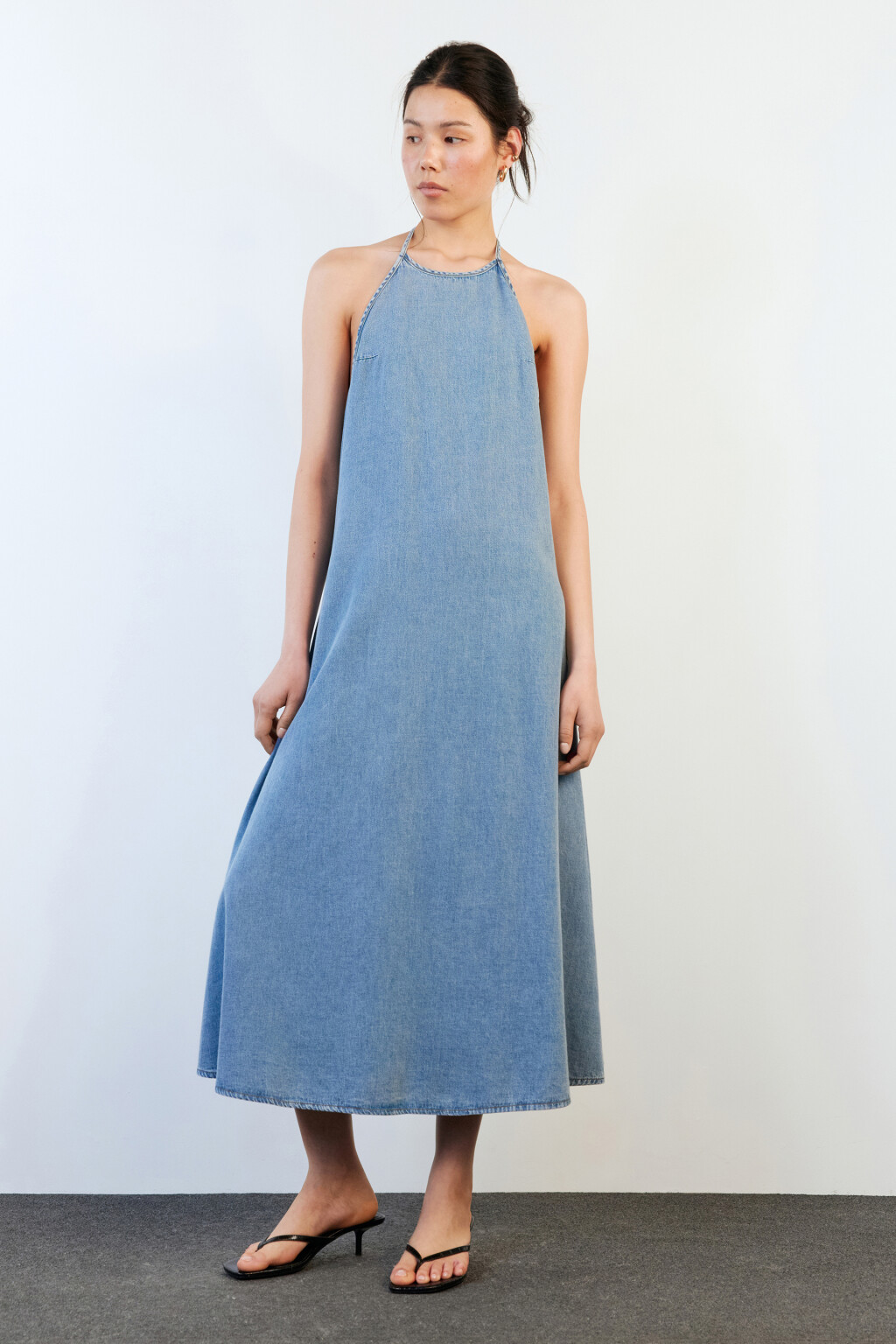Платье-сарафан макси джинсовое на бретельках - цвет голубой - 3
