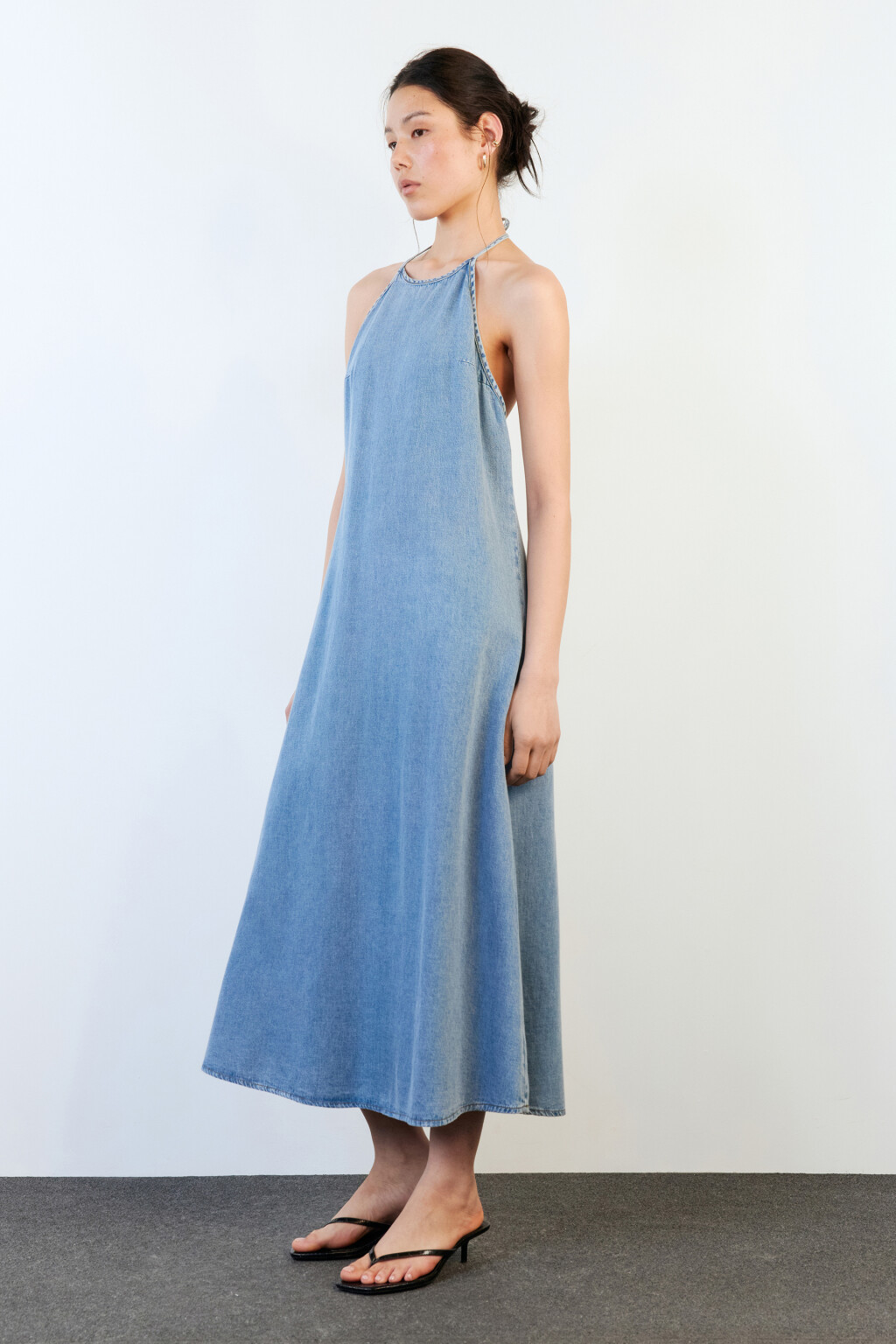 Платье-сарафан макси джинсовое на бретельках - цвет голубой - 4