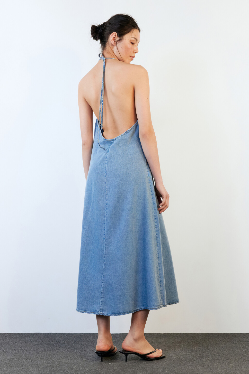 Платье-сарафан макси джинсовое на бретельках - цвет голубой - 5