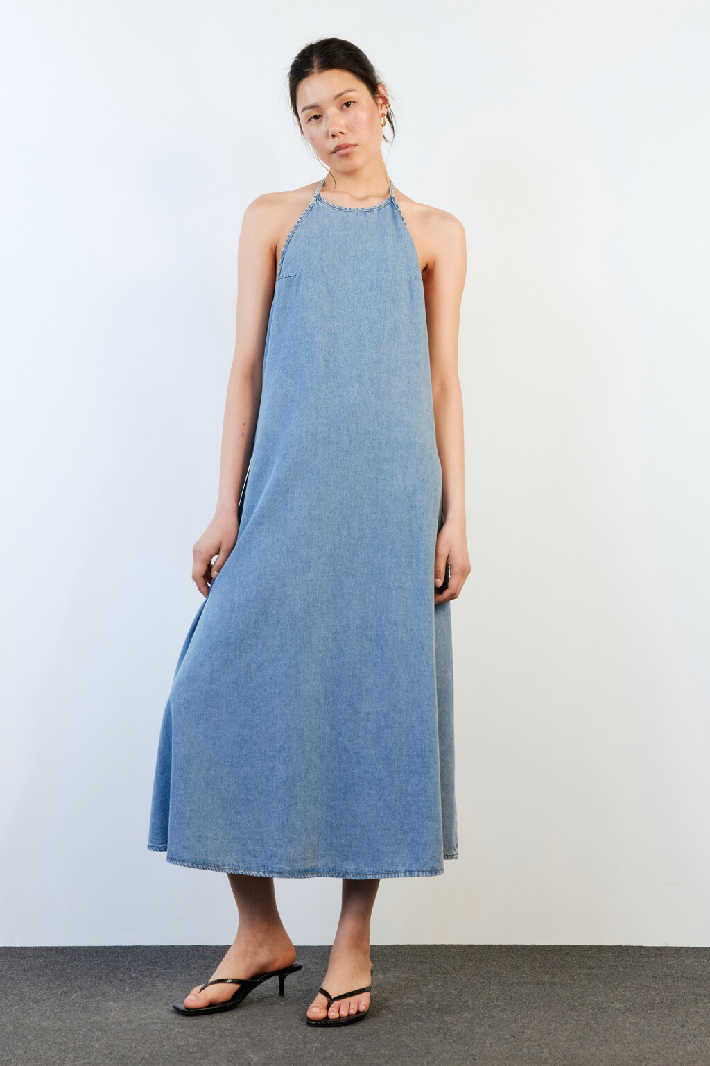 Платье-сарафан макси джинсовое на бретельках - цвет голубой - 6