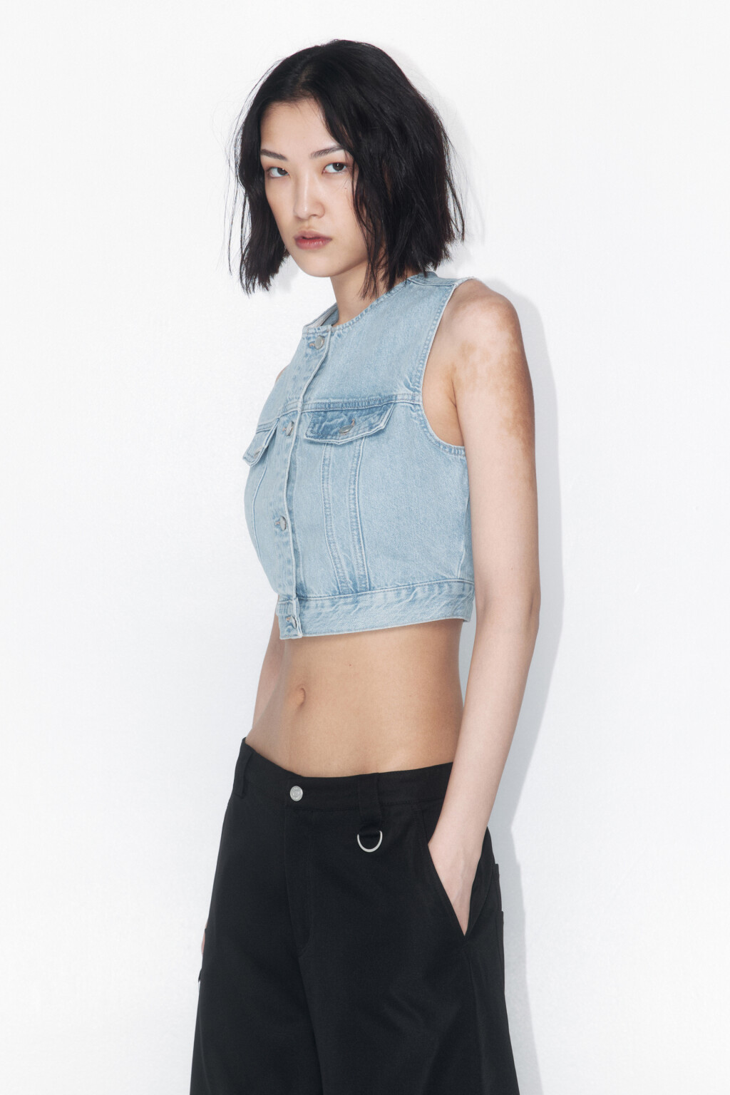 Жилет джинсовый укороченный с карманами - цвет голубой - 3