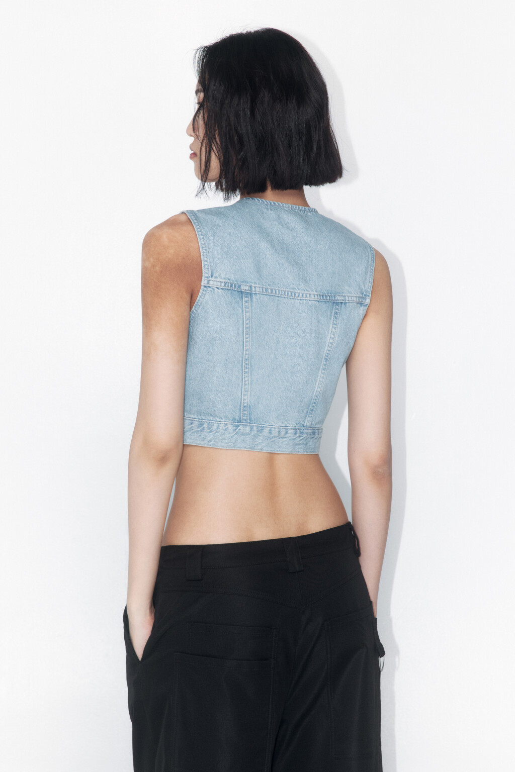 Жилет джинсовый укороченный с карманами - цвет голубой - 4