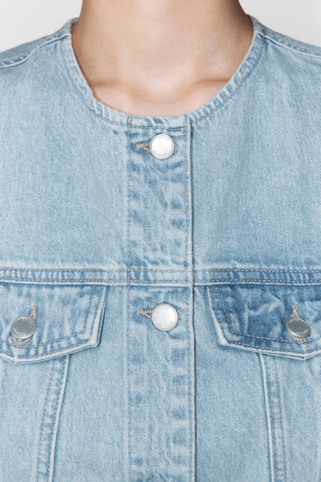 Жилет джинсовый укороченный с карманами - цвет голубой - 6