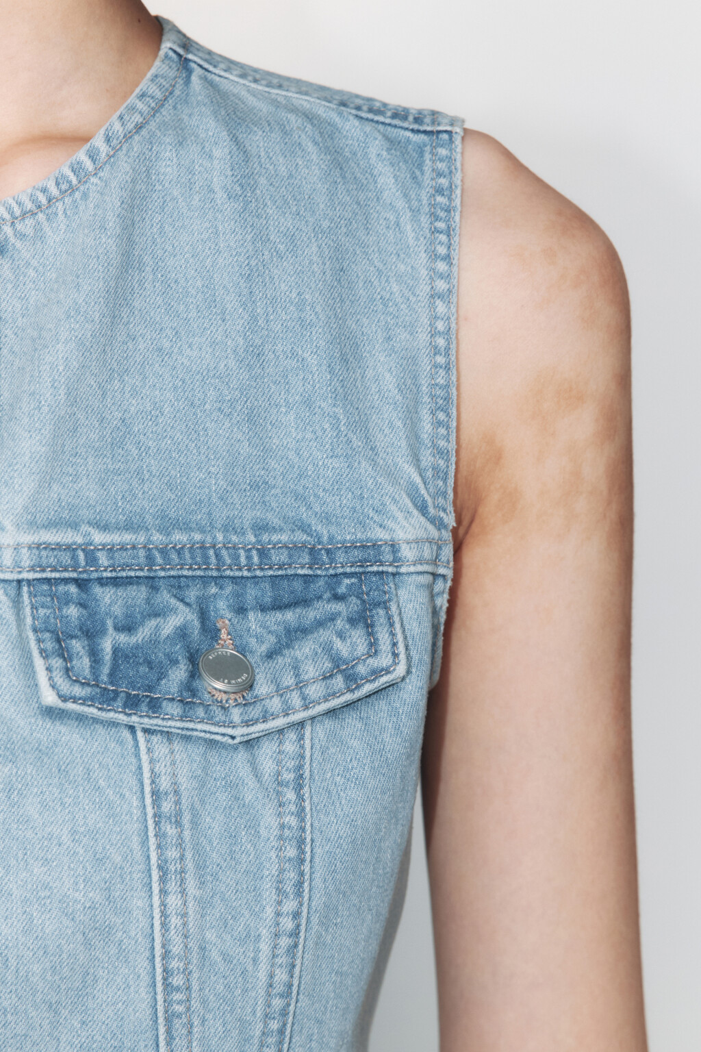Жилет джинсовый укороченный с карманами - цвет голубой - 7