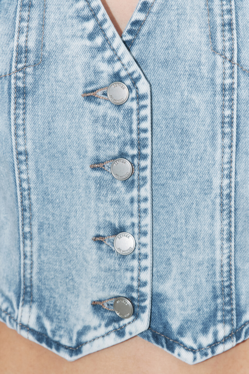 Жилет джинсовый с фигурным низом - цвет голубой - 7