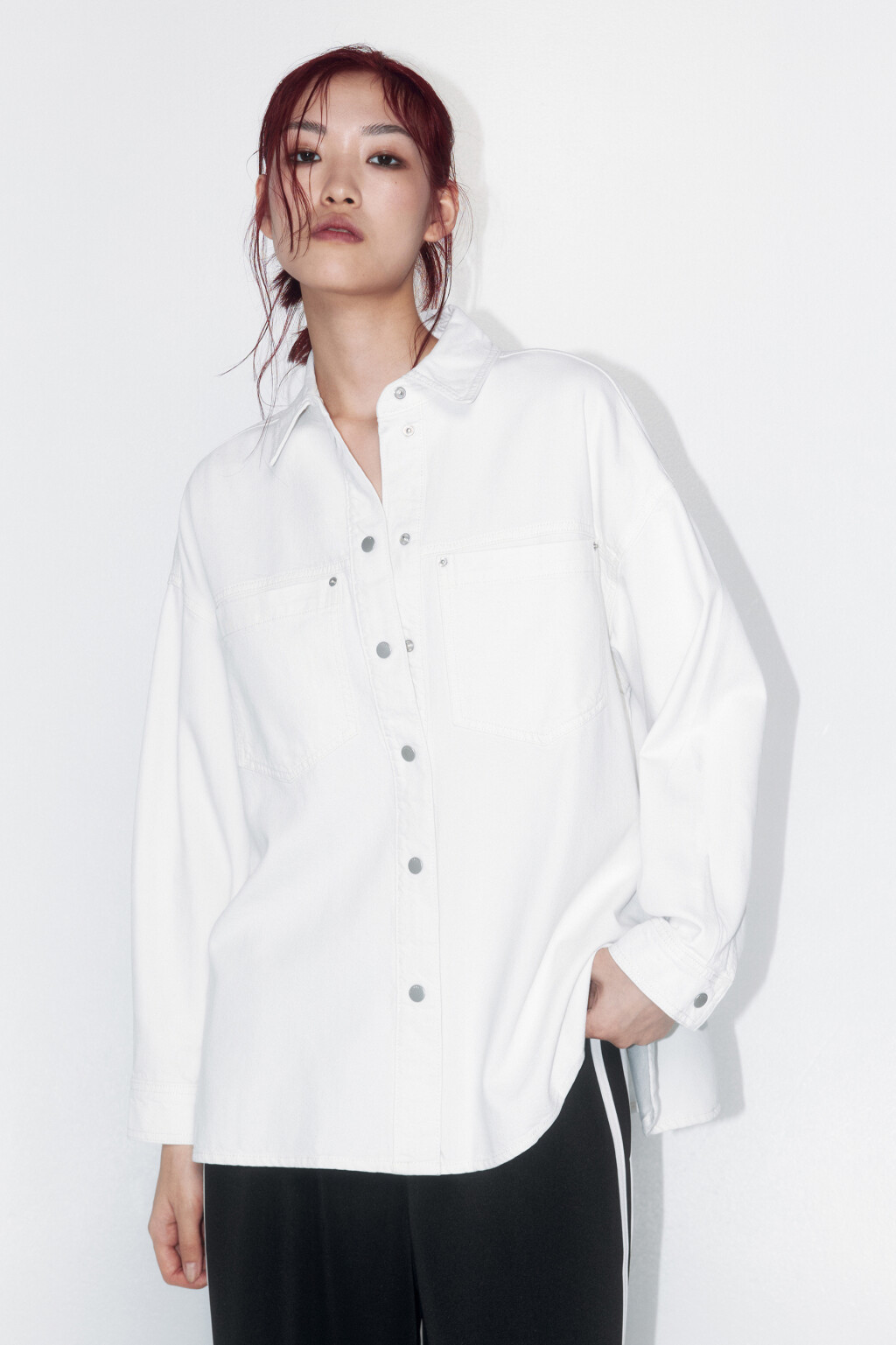 Рубашка джинсовая oversize с карманами - цвет белый - 2