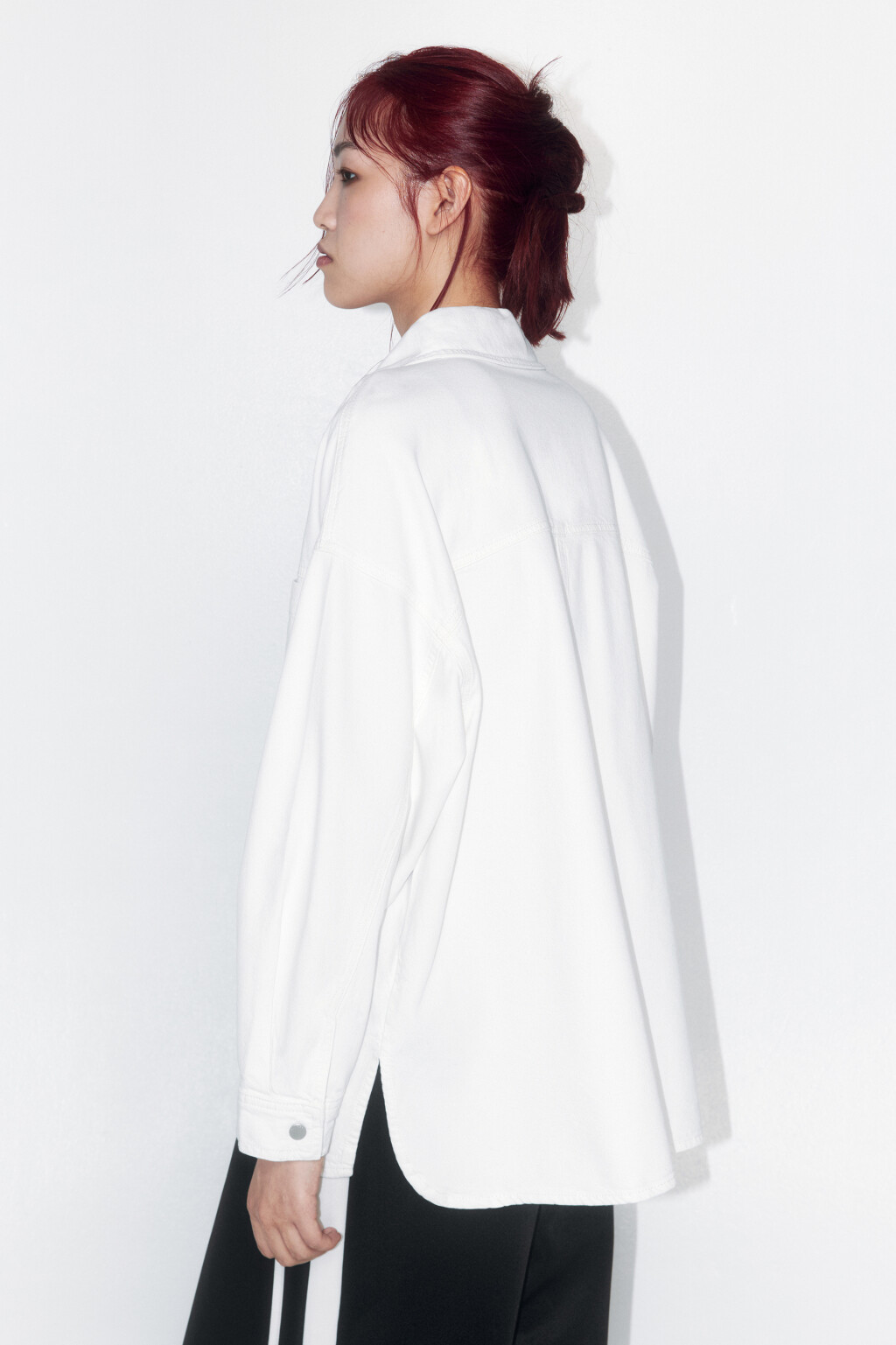 Рубашка джинсовая oversize с карманами - цвет белый - 4