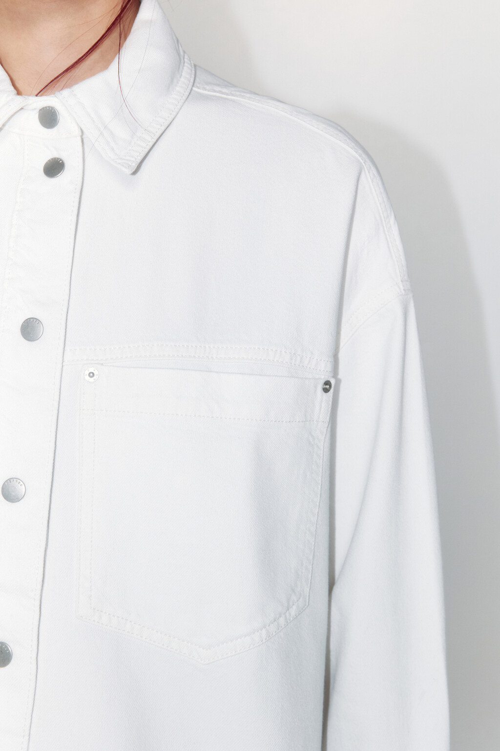 Рубашка джинсовая oversize с карманами - цвет белый - 7